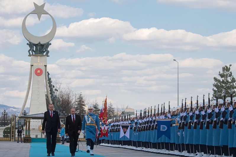 Владимир Путин и Реджеп Тайип Эрдоган на церемонии официальной встречи на площади перед Дворцом президента Турции в Анкаре.