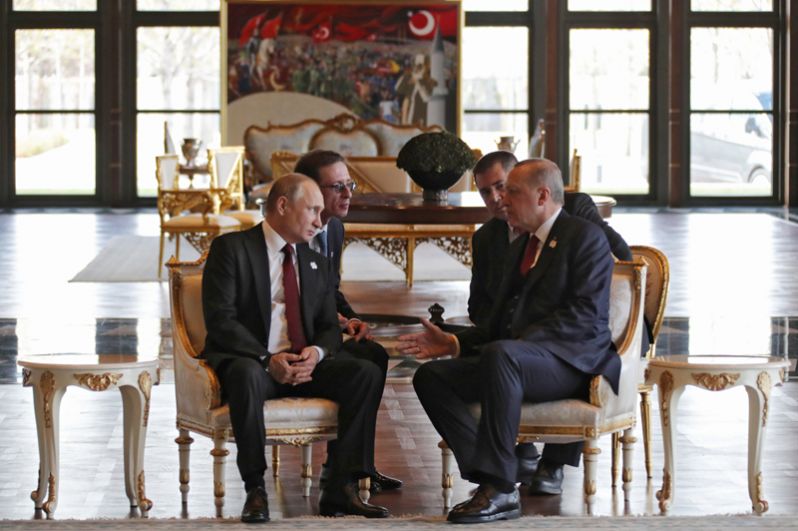 Президент РФ Владимир Путин и президент Турции Реджеп Тайип Эрдоган во время беседы в президентском дворце в Анкаре.