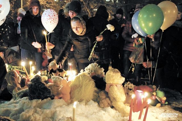 Жители Перми продолжают приносить цветы и игрушки к стихийному «мемориалу» в память о погибших в Кемерове.