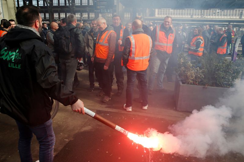 Сотрудники Национальной компании железных дорог (SNCF) во время забастовки.