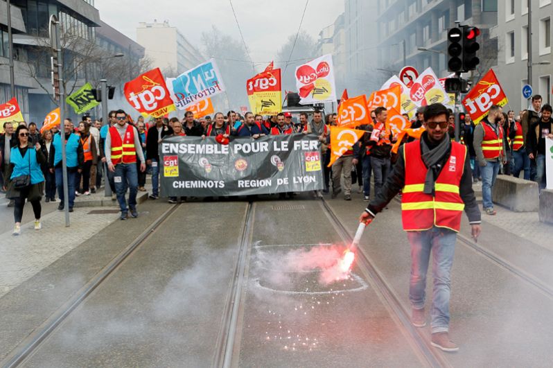 Участники общенациональной забастовки в Лионе.