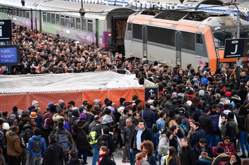 Пассажиры на Лионском вокзале в Париже в первый день забастовки.