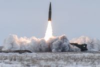 Пуск баллистической ракеты оперативно-тактического ракетного комплекса (ОТРК) «Искандер-М».