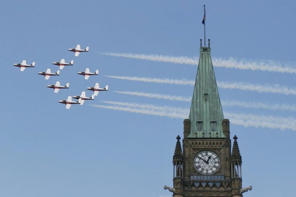 Snowbirds («Снегири») — пилотажная группа Королевских военно-воздушных сил Канады. Группа летает на одиннадцати учебных самолетах CL-41 Tutor.