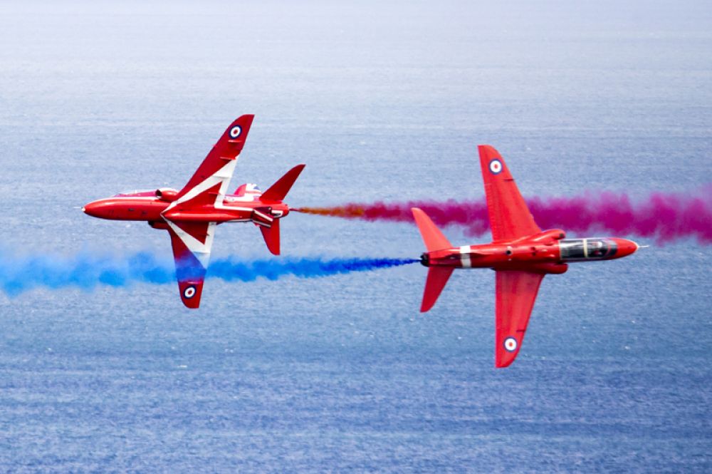 Red Arrows («Красные стрелы») — пилотажная группа Королевских ВВС Великобритании. В ее распоряжении девять самолетов BAE Hawk.