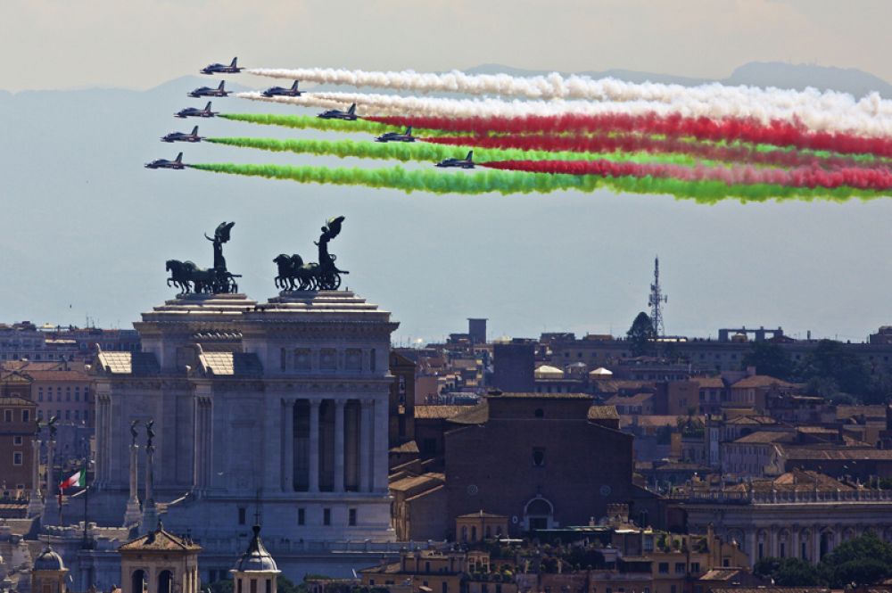 Frecce Tricolori («Трехцветные стрелы»)— пилотажная группа итальянских ВВС. С 1984 года группа выступает на самолетах Aermacchi MB-339-PAN. Всего в группе 10 самолетов.