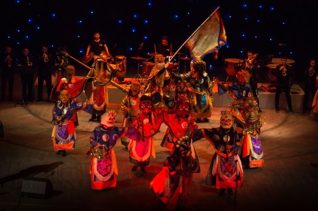 Мистерия Цам - завораживающая пантомима, эффектные костюмы, звенящие трубы и ритуальные инструменты.