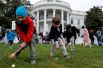 Дети участвуют в катании яиц на Пасху на южной лужайке Белого дома в Вашингтоне, США.