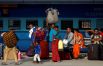 Пассажиры на железнодорожной станции в Нью-Дели, Индия.