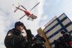 Вертолет Центра экстренной медицинской помощи у детского торгового центра «Персей» в Москве, где произошел пожар.