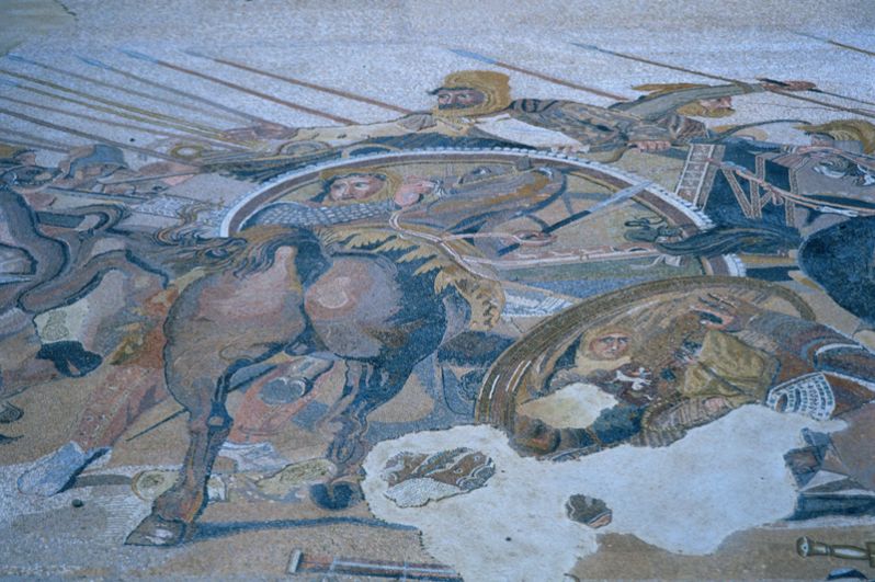 В доме Фавна были найдены уникальные мозаики. Самая известная называется «Битва при Иссе», она изображает битву Александра Македонского c персами во главе с Дарием III. Сейчас все мозаики заменены копиями, а оригиналы находятся в музее Неаполя.