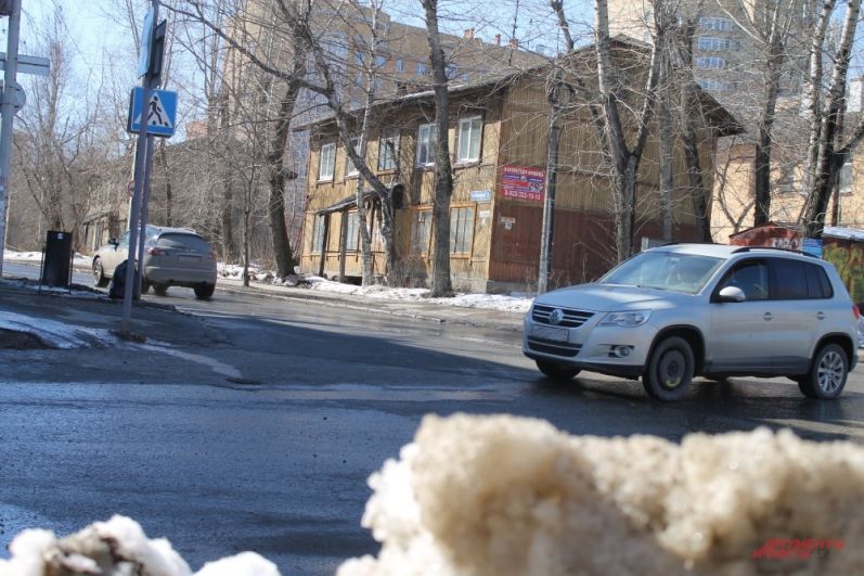 В тени снег хоть и медленно, но тает