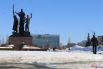 Около памятника «Героям фронта и тыла» ещё много снега, но его убирают дворники