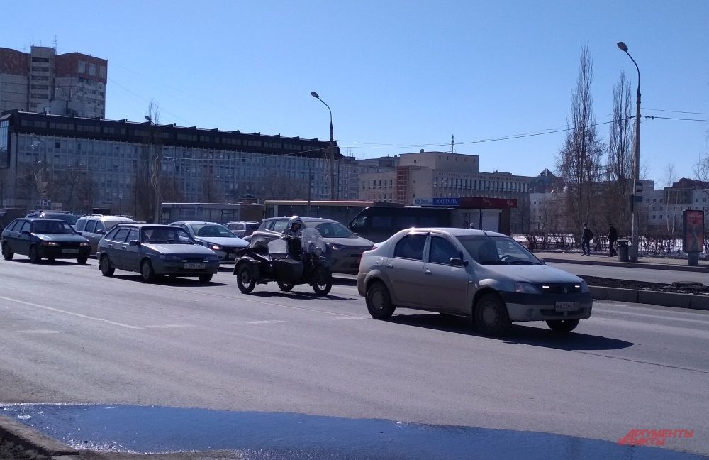 В городе появляются первые мотоциклисты