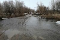 В Новосергиевском районе талые воды затопили мост, отрезано одно село.