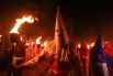 Подобным факельным шествием люди символизируют арест Христа.