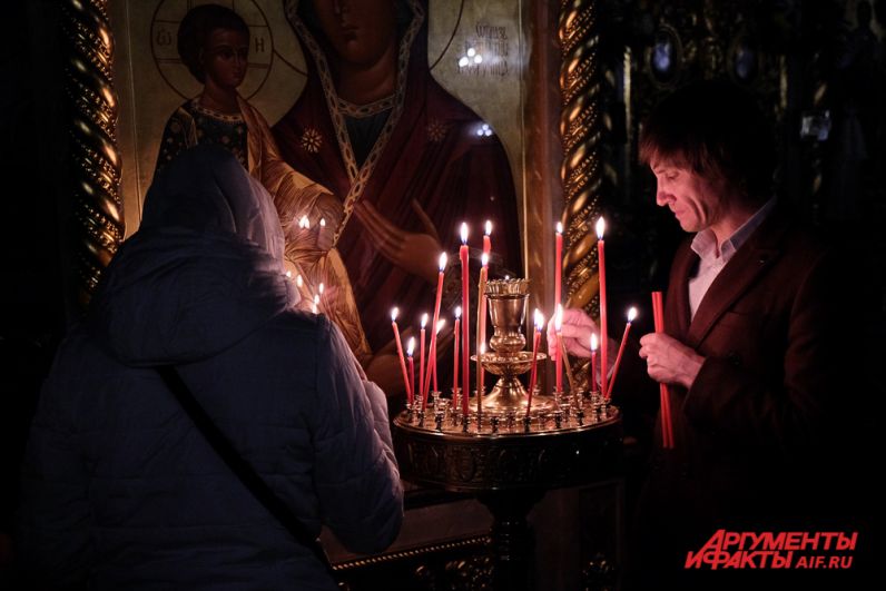 Нужно ли зажигать свечу на пасху дома. Можно ли зажигать церковные свечи дома.