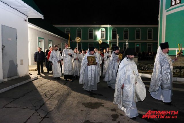 Во время праздничного богослужения верующие прошли крестным ходом вокруг храма.