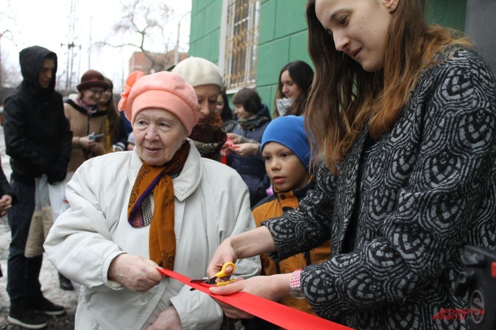 Ленточку торжественно перерезали все гости приюта