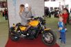 Многие посетительницы выставки спешили оседлать какой-нибудь мотоцикл ради красивого снимка.