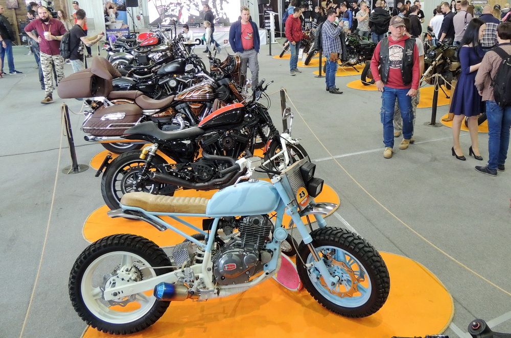 Многие мотоциклы на выставке были окружены ограждениями, как в музее.