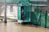 Первый в этом году потоп начался в Шолоховском районе - из берегов вышла река Чёрная, подтопив хутор Кружилинский.