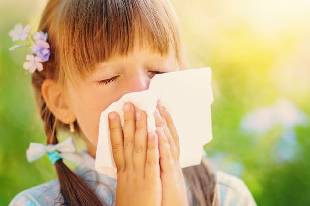 Весной многие люди страдают от аллергии.
