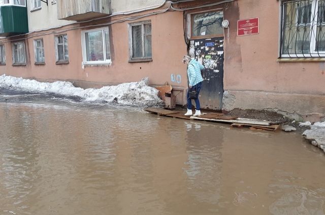 «Тюменская Венеция»: горожане жалуются на лужи от талого снега