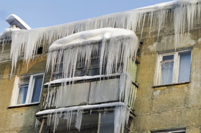 Сходы снега с крыш в Пермском крае происходят каждый год. 