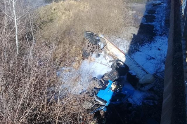 В Бузулукском районе грузовик слетел с моста, погиб водитель.