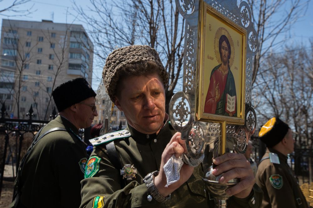 Перед крестным ходом казак икону подправил для порядка.