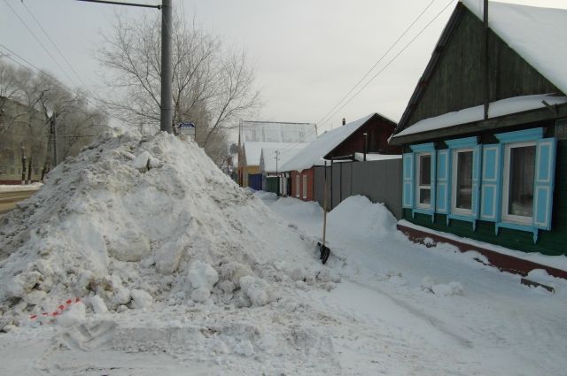 Снежные массы содержат тяжелые металлы, мусор и отходы производства.