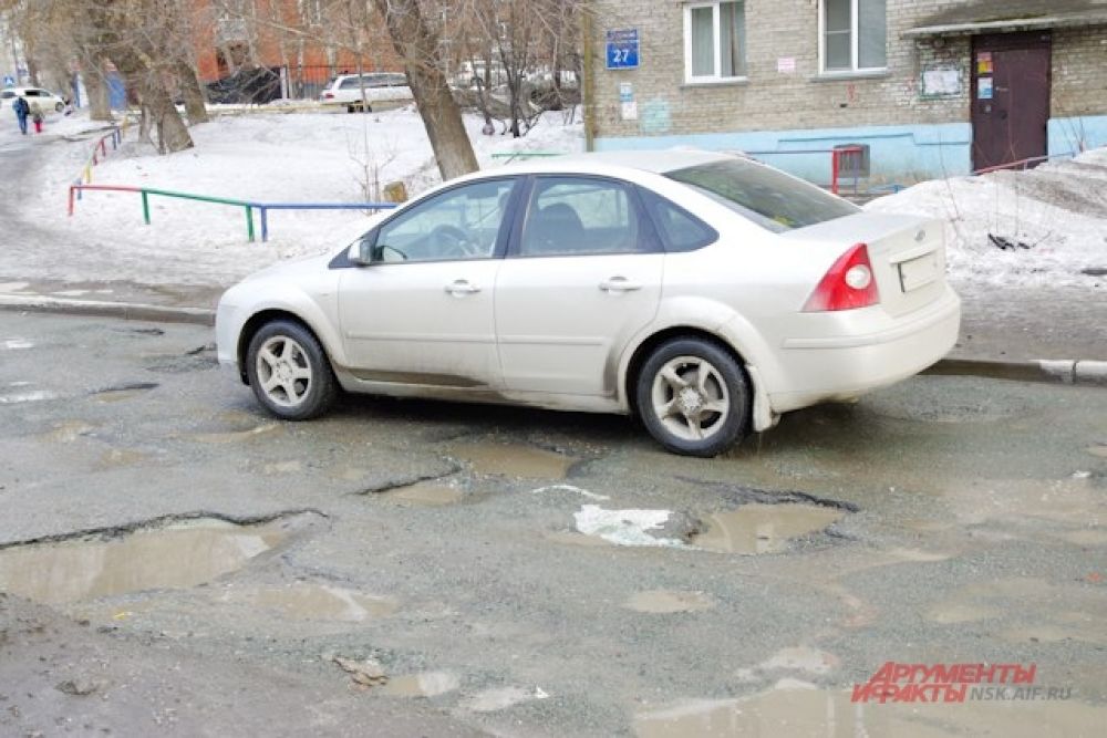 Ямы на дорогах являются актуальной проблемой во дворах жилых домов.