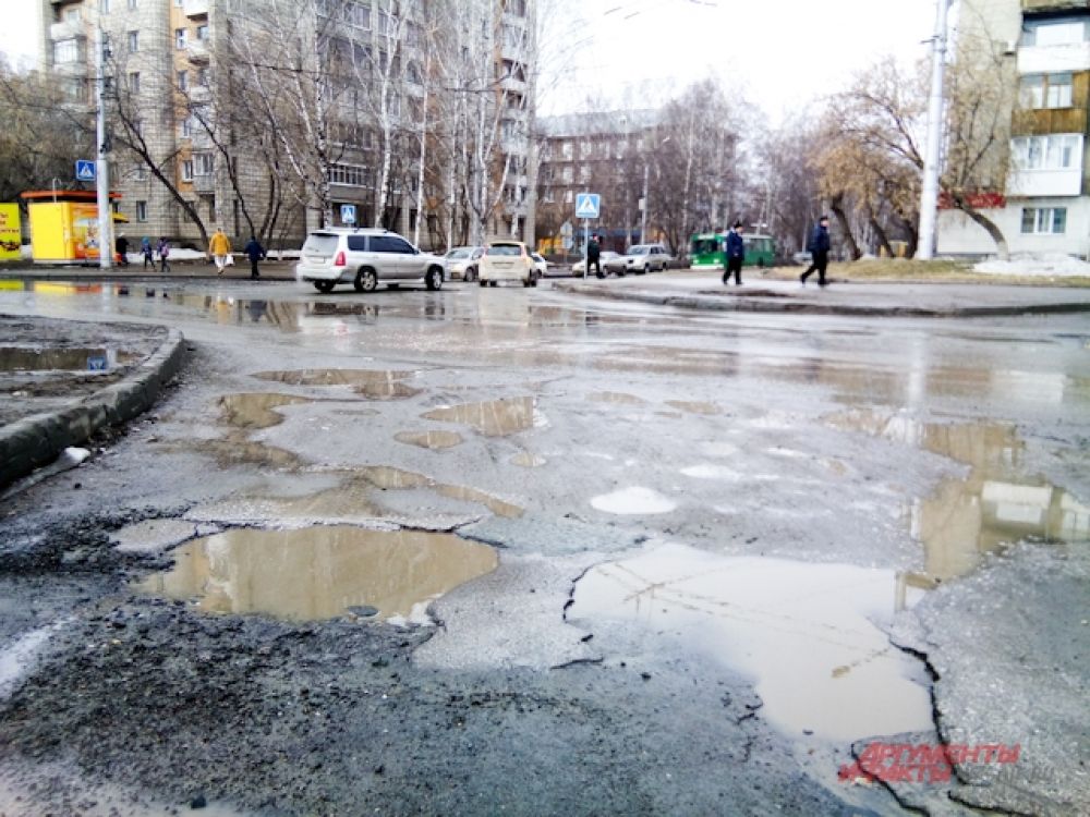 Асфальт в плачевном сосоянии.