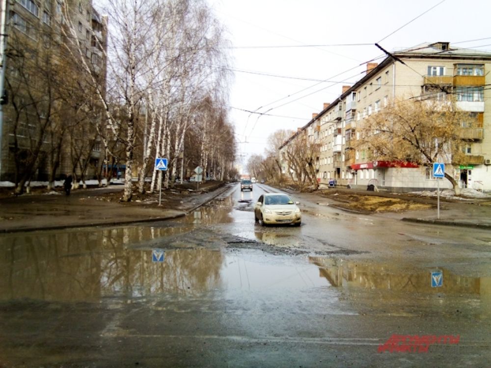 Дороги на Затулинке и так узкие, а плохой асфальт ухудшает положение.