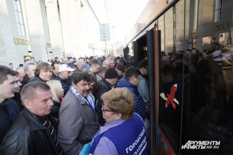 Сотни болельщиков предпочли автобусы-шатлы. Они отходили каждые 10 минут от Северного и Южного вокзалов. 