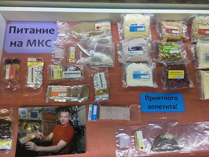 Редкое фото - паек космонавтов на Международной космической станции. На фото можно увидеть не только вариант еды для российских космонавтов, но и для американцев и других