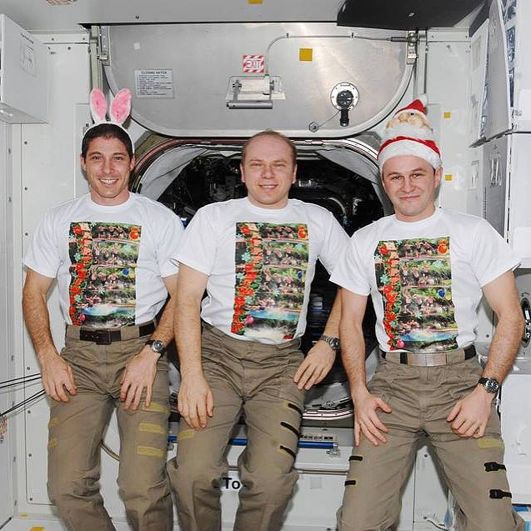 Экипаж Международной космической станции празднует Новый год. Вот уж где нет различий между расами, народами и политическими убеждениями - в Космосе. Здесь все равны. 