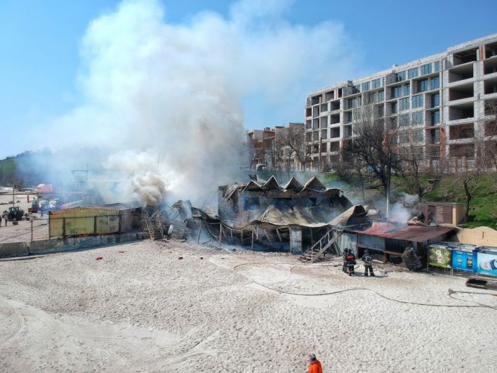 Пожар начался в ресторане и перекинулся на спасательную станцию, которая примыкает к нему.