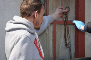 В Рубежном рабочего «за халтуру» посадили на цепь и заставили копать огород
