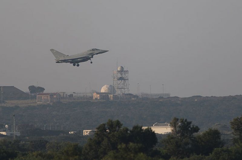 Истребитель французских ВВС совершает посадку на военной базе на Кипре.