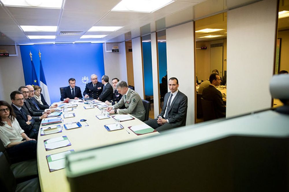 Президент Франции Эммануэль Макрон проводит совещание по военной операции в Сирии.