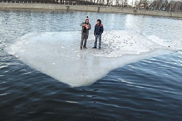 Подростки плыли по реке на льдине.