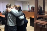 Фёдор Иванов в объятиях мамы и сестры сразу после освобождения. 