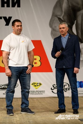 Почетный гость – мастер спорта международного класса по культуризму Сергей Шелестов (слева).