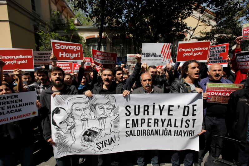 Акция протеста у французского посольства в Стамбуле, Турция.