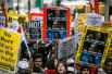 Участники акции протеста против ударов по Сирии в Нью-Йорке.