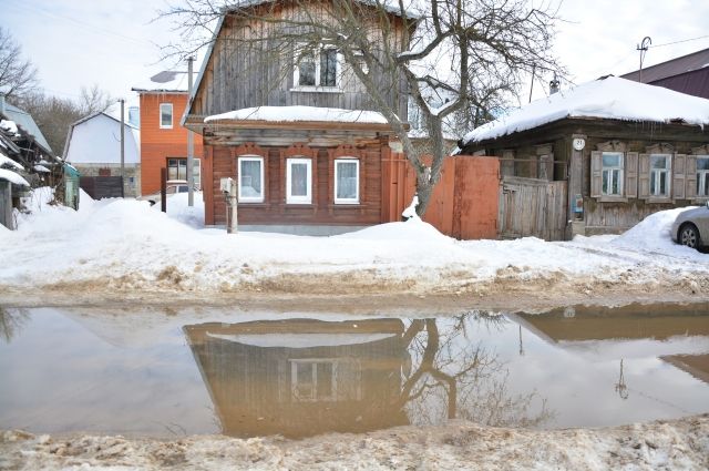 Талая вода подтопила улицу Созидателей в ЖК Комарово