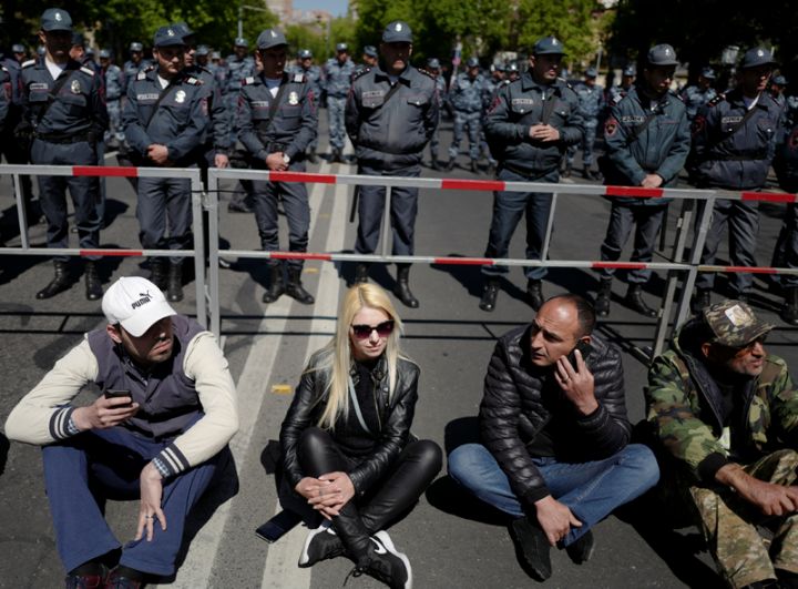 Участники акции протеста на одной из улиц Еревана.