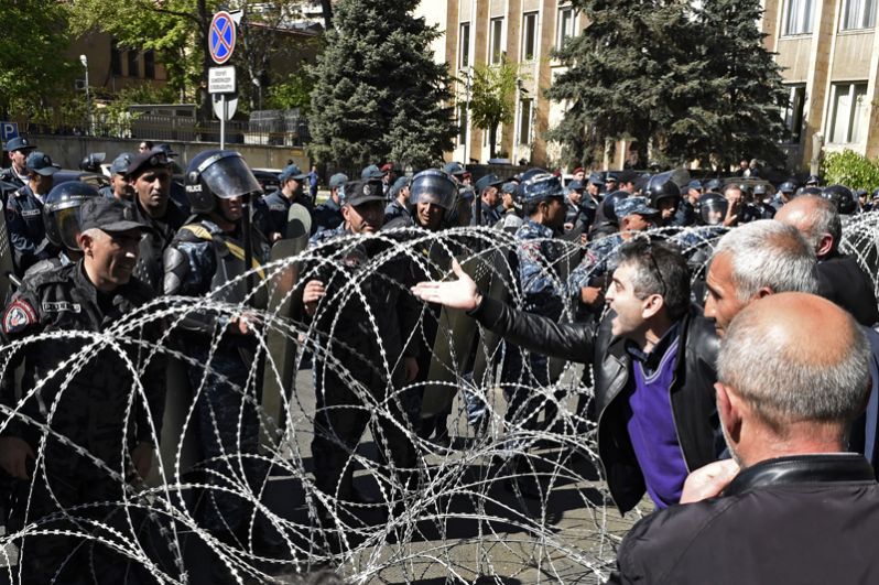 Сотрудники правоохранительных органов и сторонники оппозиции на улице Еревана, где проходит акция протеста.